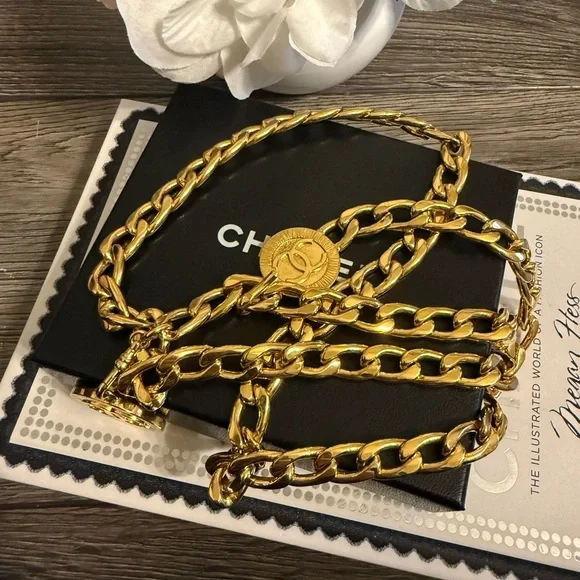 Chanel Vintage Gold CC Logo Medallion Chain Belt display picture 1